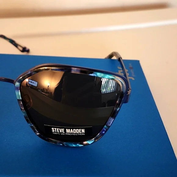 Steve Madden Daring Sunglasses w/Free Madden Girl Crossbody